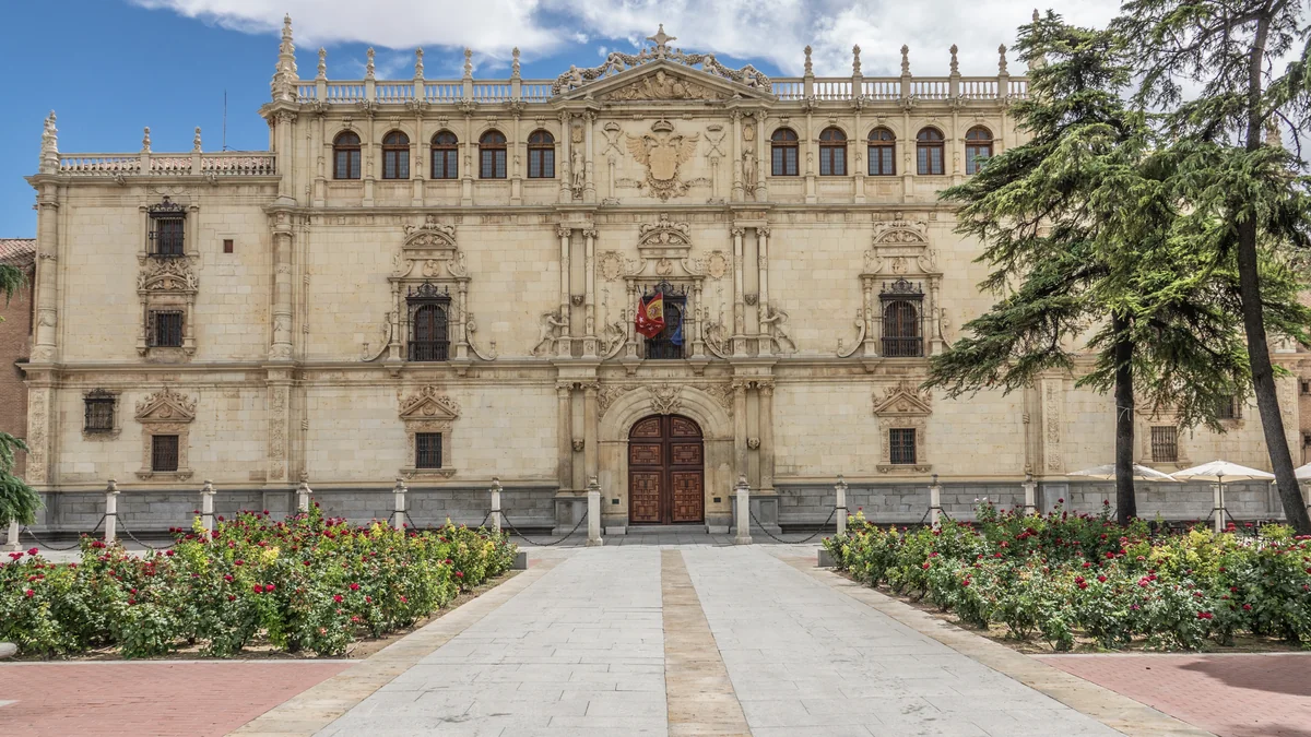 Universidad de Alcalá fachada plateresca — animación infantil Bichitos en Alcalá de Henares