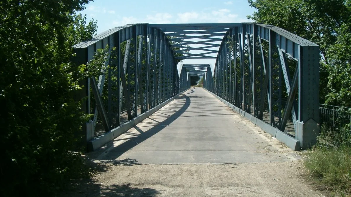 Puente de Arganda diseñado por Eiffel — animación infantil Bichitos en Arganda del Rey