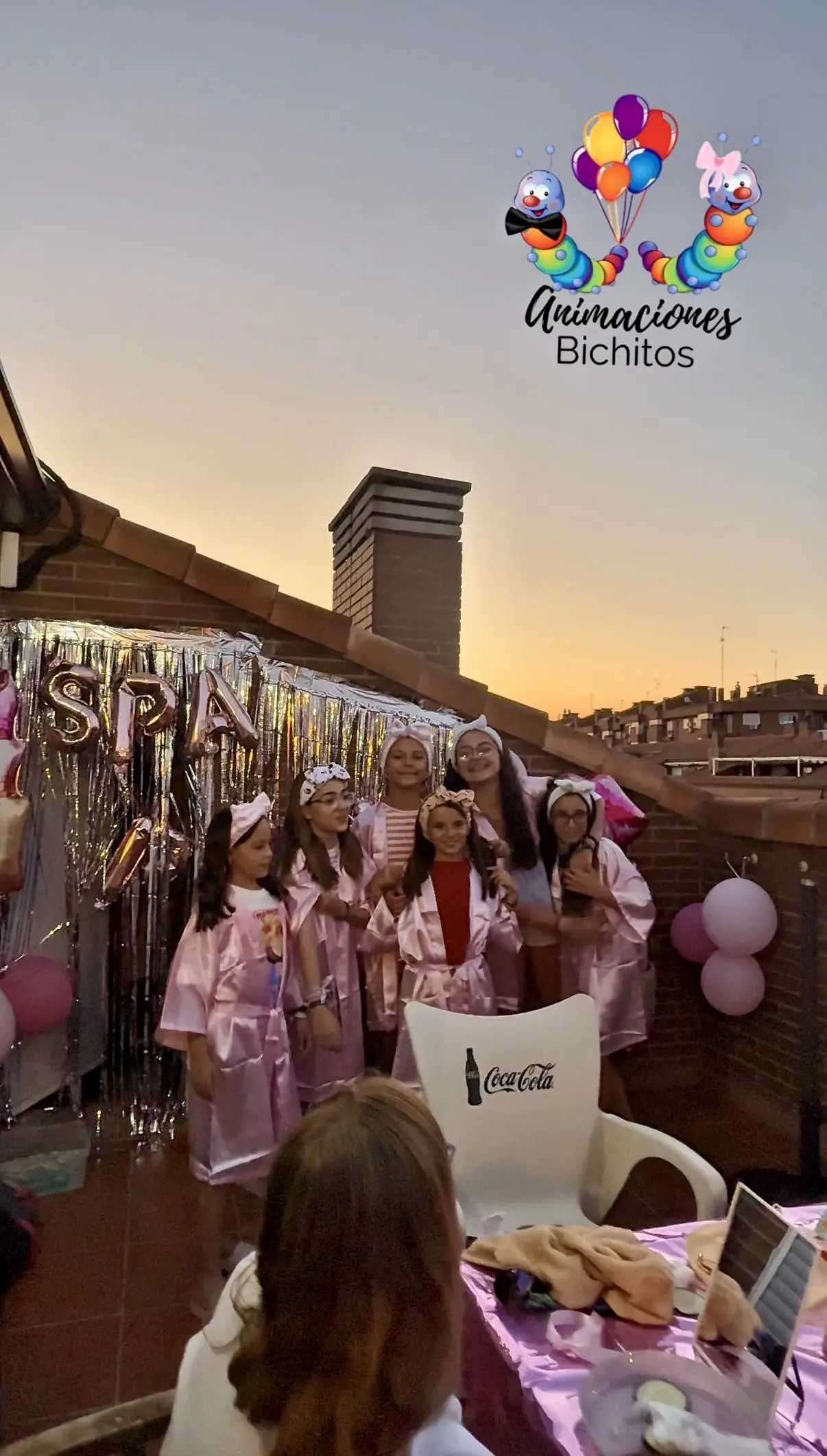 Grupo de peques con batas rosas de spa en fiesta temática de cumpleaños - Animaciones Bichitos - foto 1