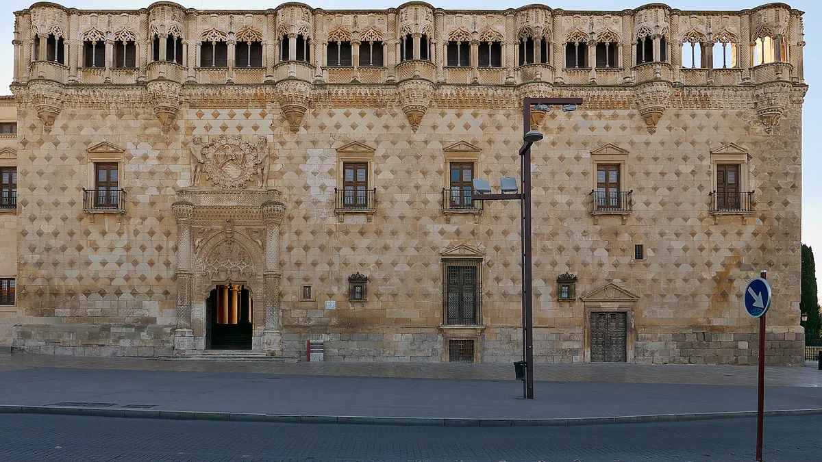 Palacio del Infantado — animadores infantiles Bichitos en Guadalajara