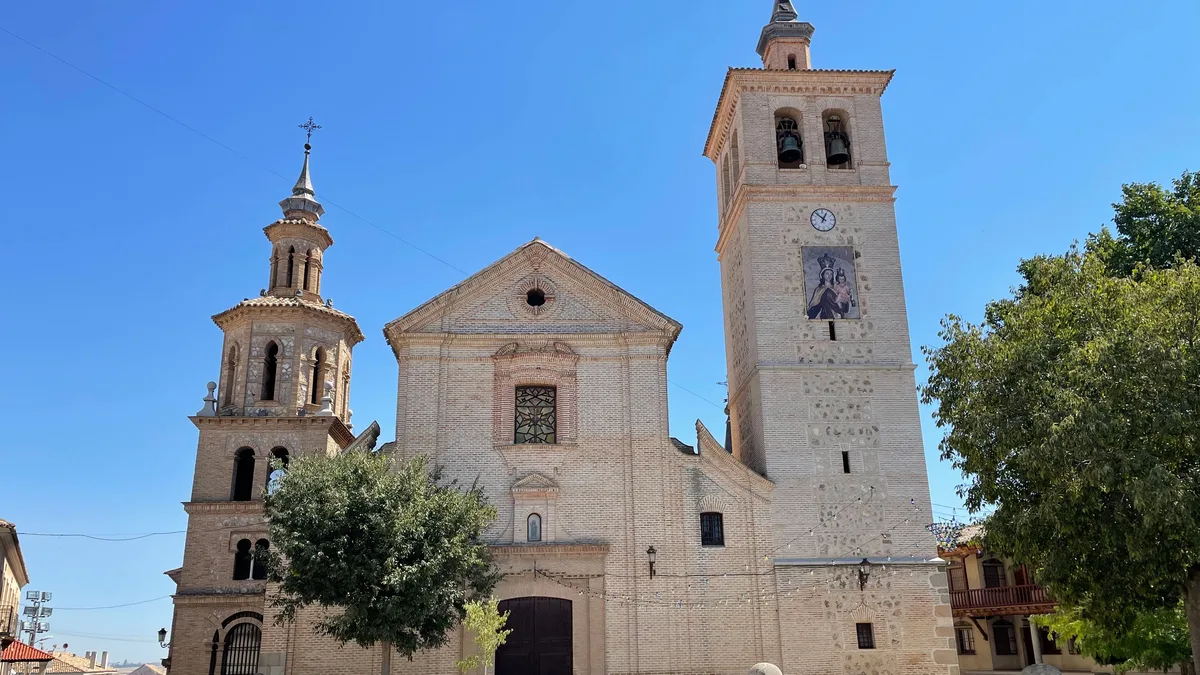 Iglesia de San Pedro Apóstol — animadores infantiles Bichitos en Olías del Rey